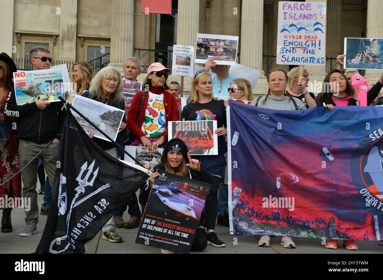 Londra, Regno Unito. 16 ottobre 2021. I manifestanti tengono cartelloni e una bandiera durante la dimostrazione. Gli attivisti per i diritti degli animali si sono riuniti a Trafalgar Square e hanno marciato attraverso il centro di Londra per opporsi alla macellazione di delfini e balene nelle Isole Faroe e in Giappone. (Foto di Thomas Krych/SOPA Images/Sipa USA) Credit: Sipa USA/Alamy Live News Foto Stock