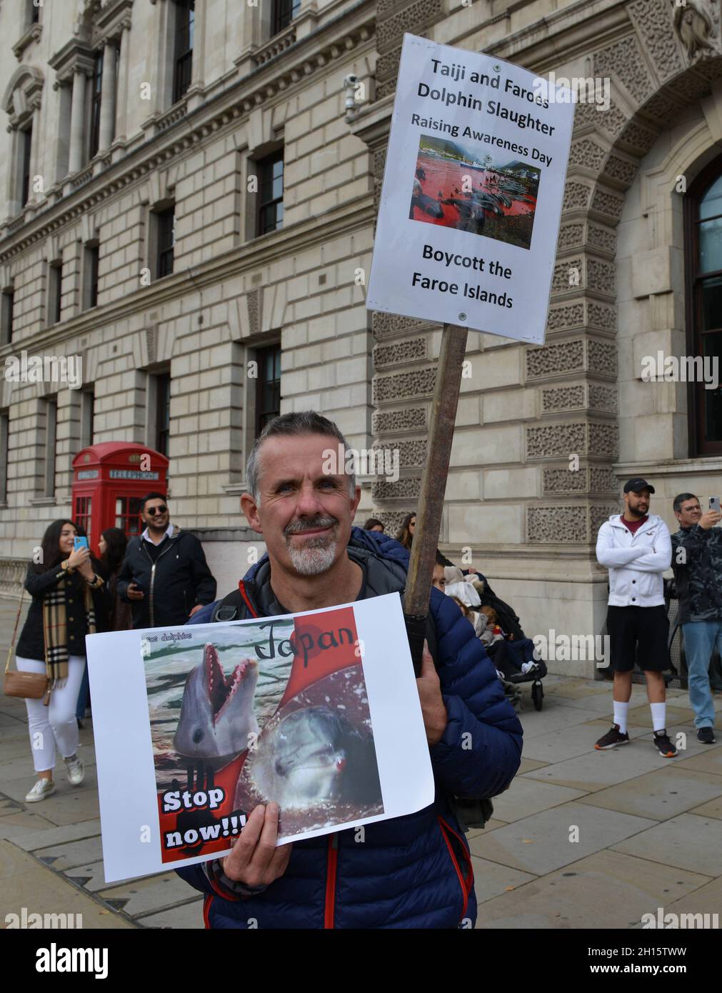 Londra, Regno Unito. 16 ottobre 2021. Durante la manifestazione, un manifestante tiene cartelloni. Gli attivisti per i diritti degli animali si sono riuniti a Trafalgar Square e hanno marciato attraverso il centro di Londra per opporsi alla macellazione di delfini e balene nelle Isole Faroe e in Giappone. (Foto di Thomas Krych/SOPA Images/Sipa USA) Credit: Sipa USA/Alamy Live News Foto Stock