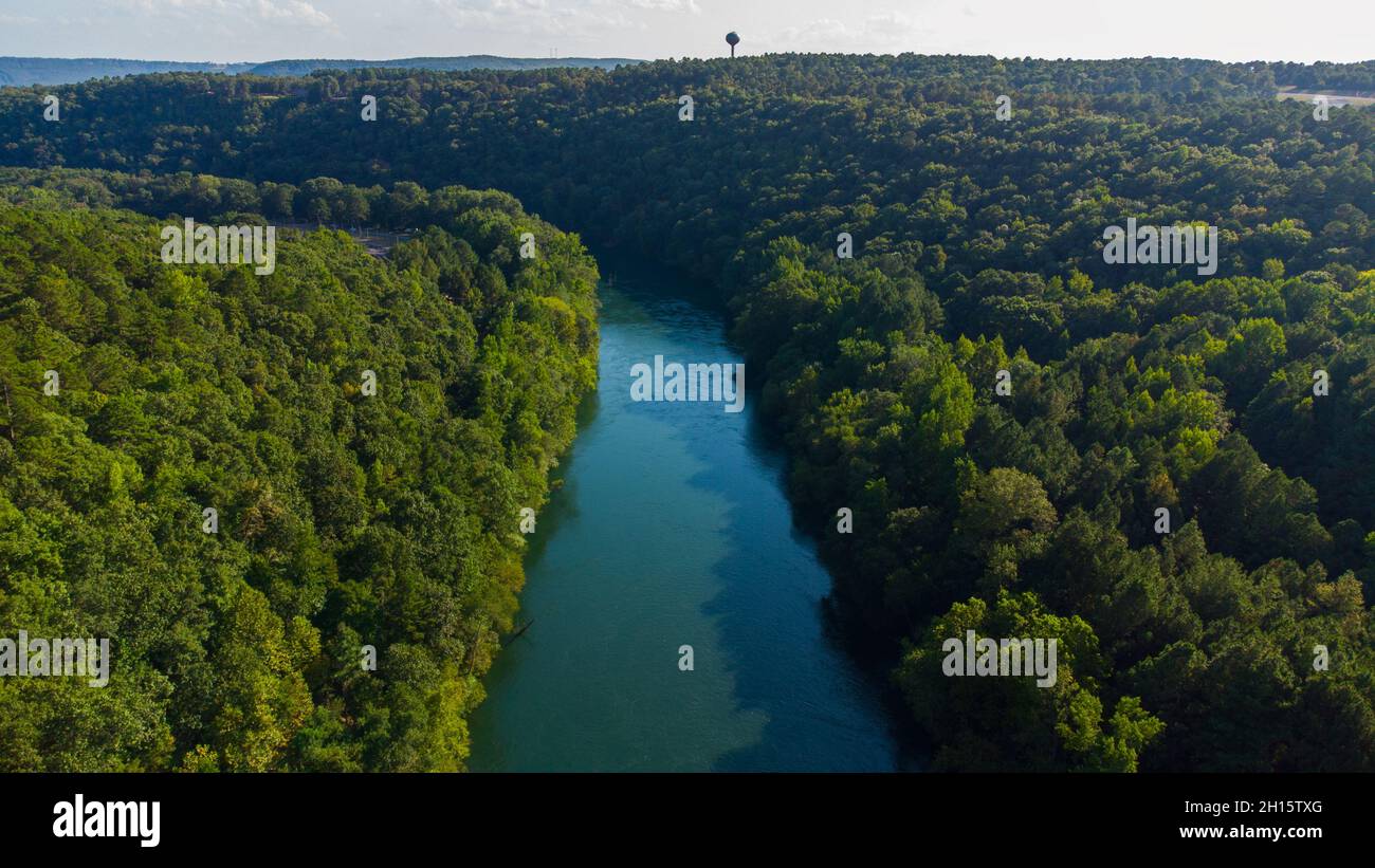 Vista del Little Red River mentre esce dalla diga Greers Ferry in un pomeriggio estivo nel 2021 vicino a Heber Springs, Arkansas. Foto Stock