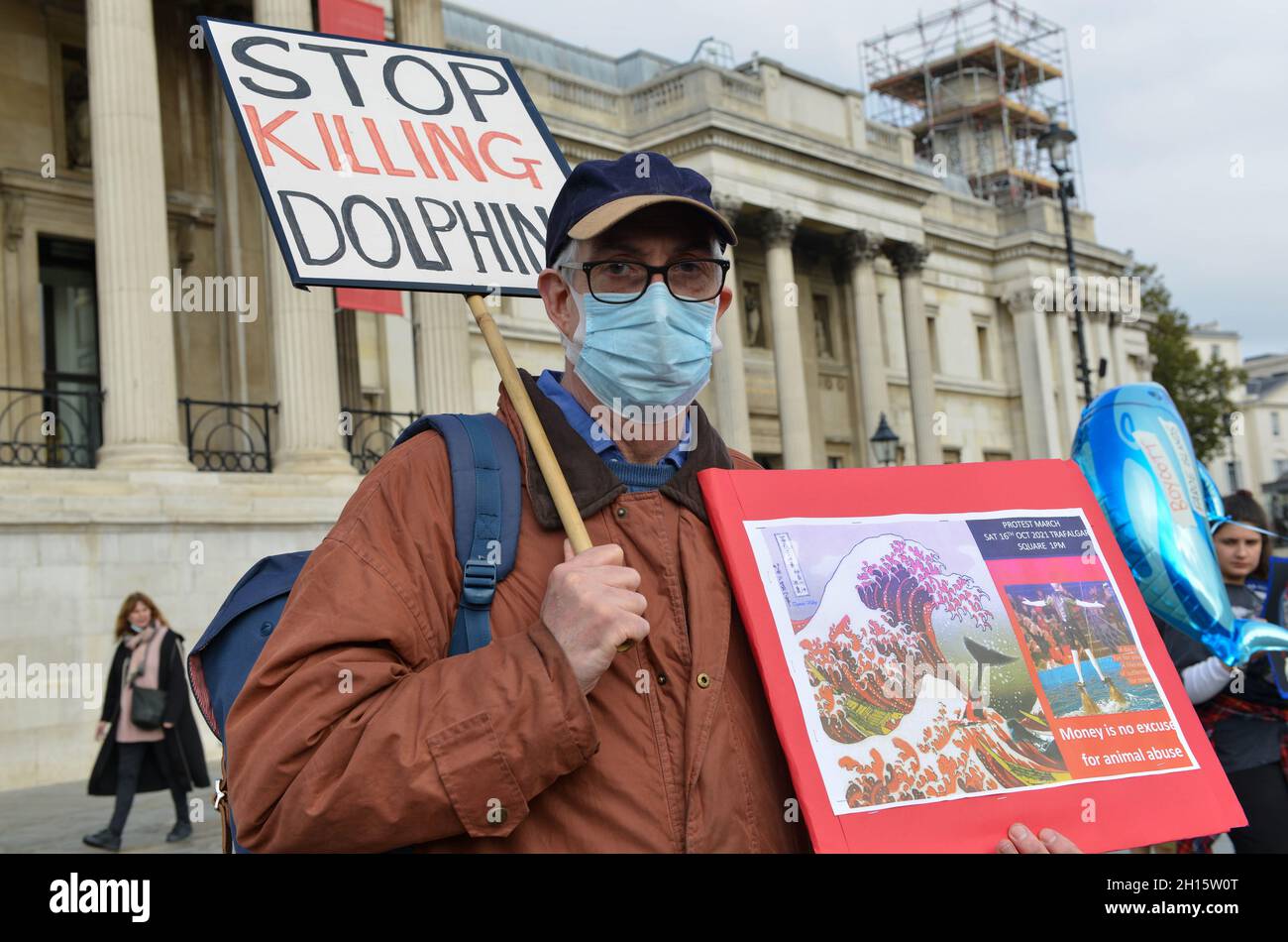 Londra, Regno Unito. 16 ottobre 2021. Durante la manifestazione, un manifestante tiene cartelloni. Gli attivisti per i diritti degli animali si sono riuniti a Trafalgar Square e hanno marciato attraverso il centro di Londra per opporsi alla macellazione di delfini e balene nelle Isole Faroe e in Giappone. (Foto di Thomas Krych/SOPA Images/Sipa USA) Credit: Sipa USA/Alamy Live News Foto Stock