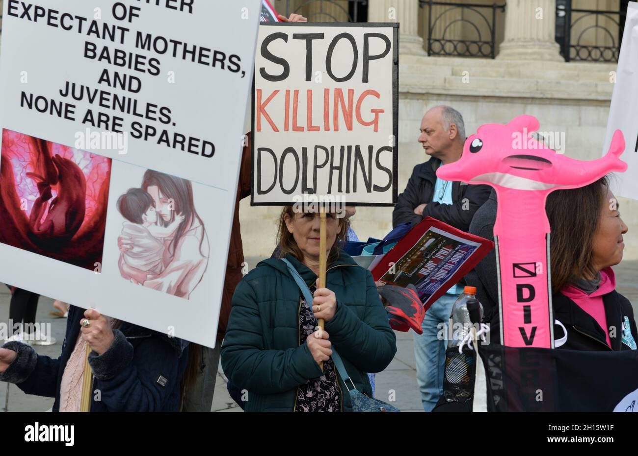 Londra, Regno Unito. 16 ottobre 2021. I manifestanti tengono cartelloni durante la dimostrazione.gli attivisti per i diritti degli animali si sono riuniti a Trafalgar Square e hanno marciato attraverso il centro di Londra per opporsi alla macellazione di delfini e balene nelle Isole Faroe e in Giappone. (Foto di Thomas Krych/SOPA Images/Sipa USA) Credit: Sipa USA/Alamy Live News Foto Stock
