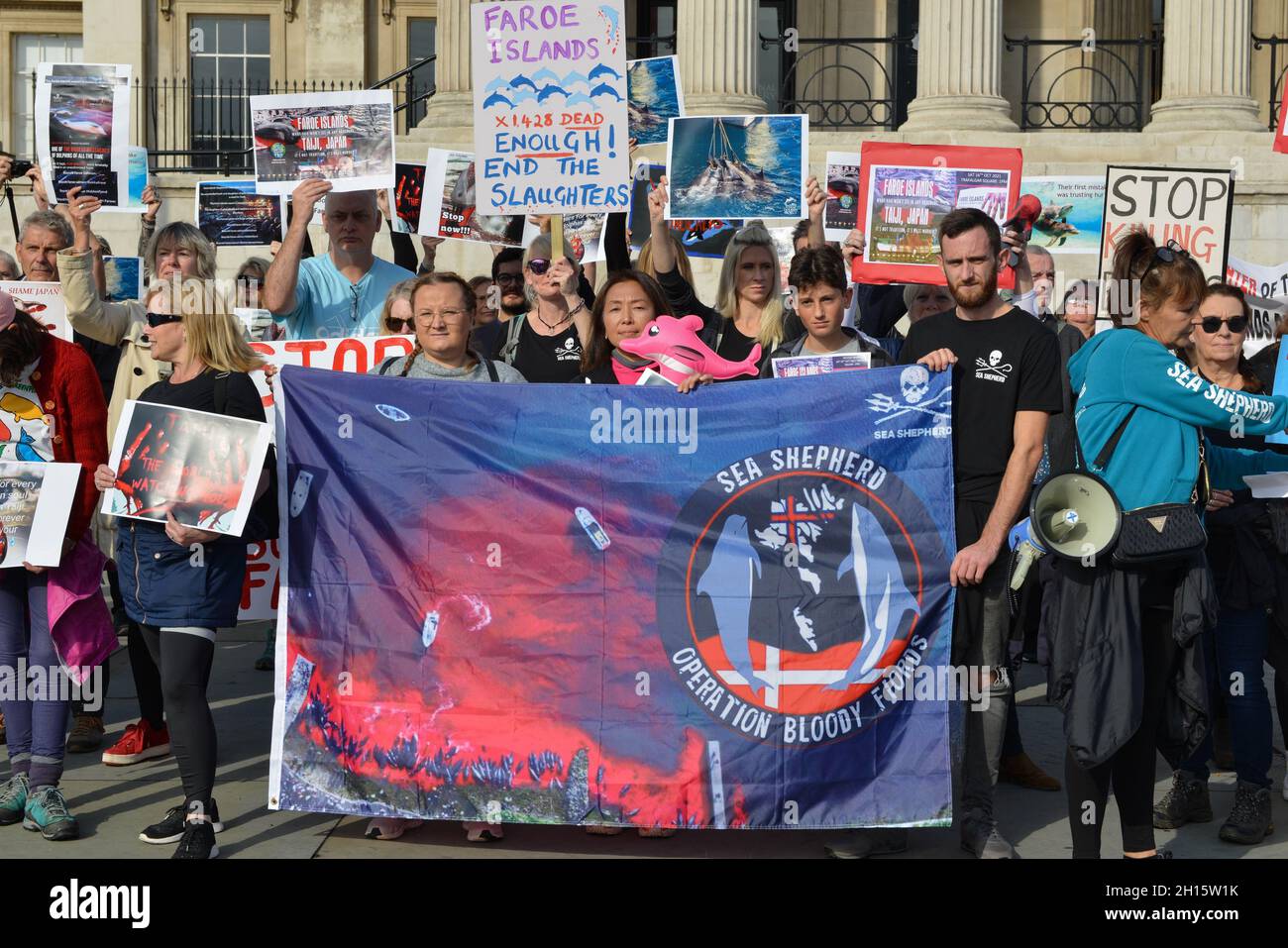 Londra, Regno Unito. 16 ottobre 2021. I manifestanti tengono cartelloni e una bandiera durante la dimostrazione. Gli attivisti per i diritti degli animali si sono riuniti a Trafalgar Square e hanno marciato attraverso il centro di Londra per opporsi alla macellazione di delfini e balene nelle Isole Faroe e in Giappone. (Foto di Thomas Krych/SOPA Images/Sipa USA) Credit: Sipa USA/Alamy Live News Foto Stock