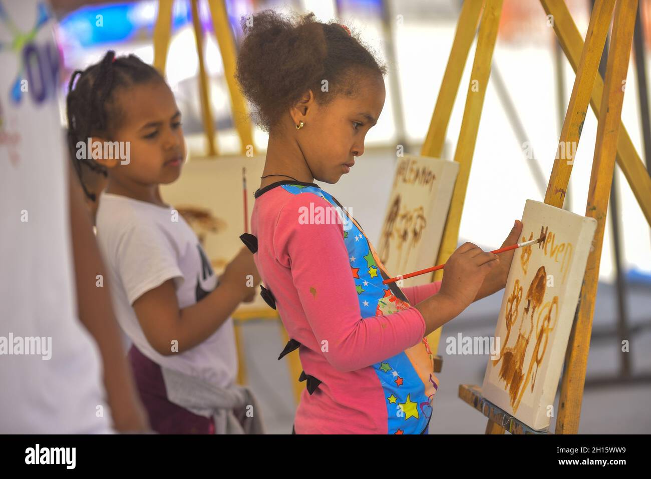 Addis Abeba, Etiopia. 16 ottobre 2021. I bambini dipingono con l'argilla durante un evento d'arte in Piazza Meskel ad Addis Abeba, Etiopia, il 16 ottobre 2021. Credit: Michael Tewelde/Xinhua/Alamy Live News Foto Stock