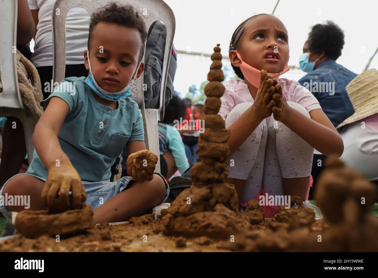 Addis Abeba, Etiopia. 16 ottobre 2021. I bambini modellano l'argilla in forme durante un evento d'arte in Piazza Meskel ad Addis Abeba, Etiopia, il 16 ottobre 2021. Credit: Michael Tewelde/Xinhua/Alamy Live News Foto Stock