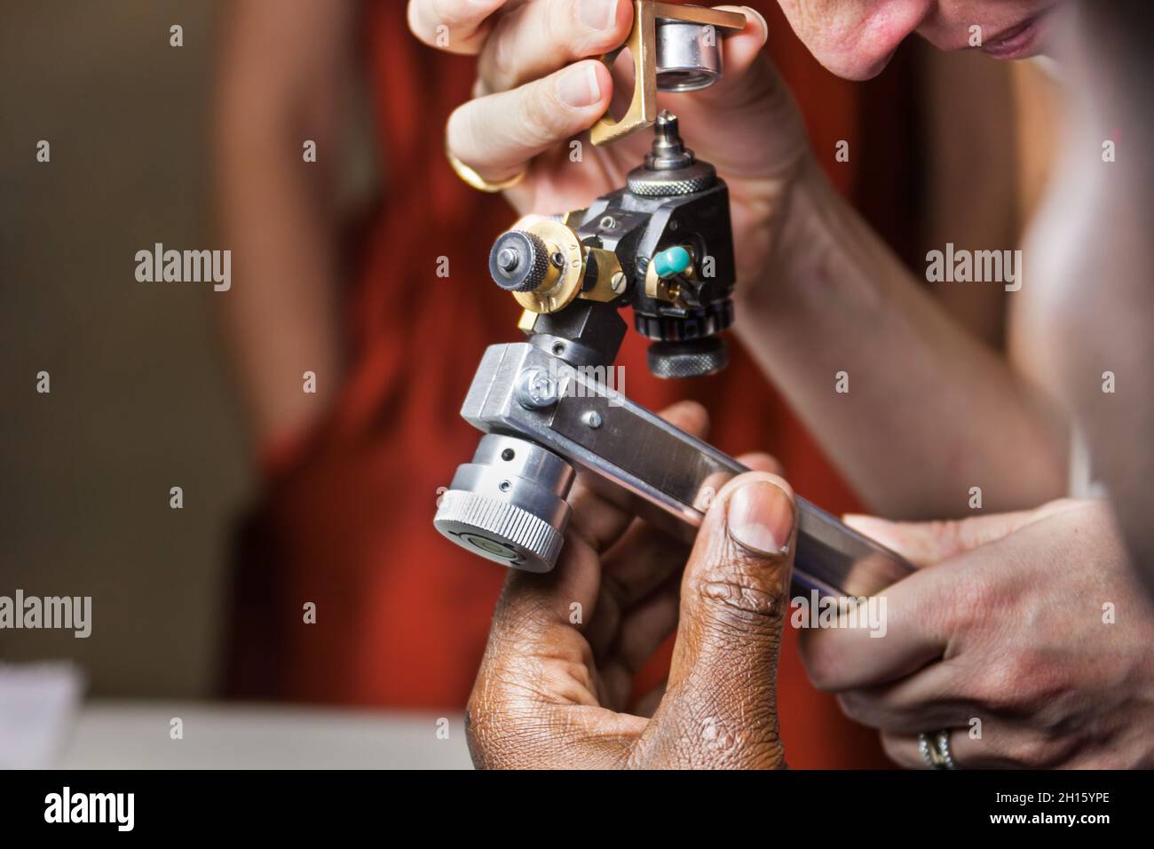 Donna africana che presenta i diamanti ad un controllore di qualità in Botswana Foto Stock