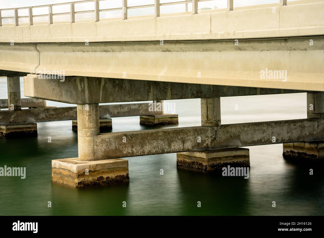 Acqua liscia sotto un ponte Foto Stock