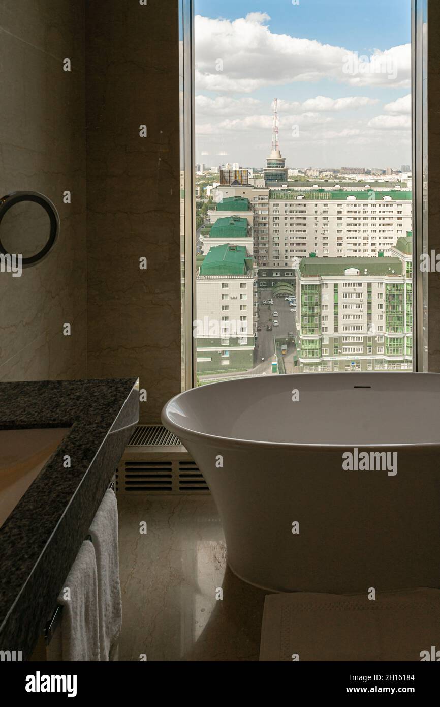 Bagno con vasca, vista sulla città al Ritz Carlton Astana, Kazakhstan Foto Stock