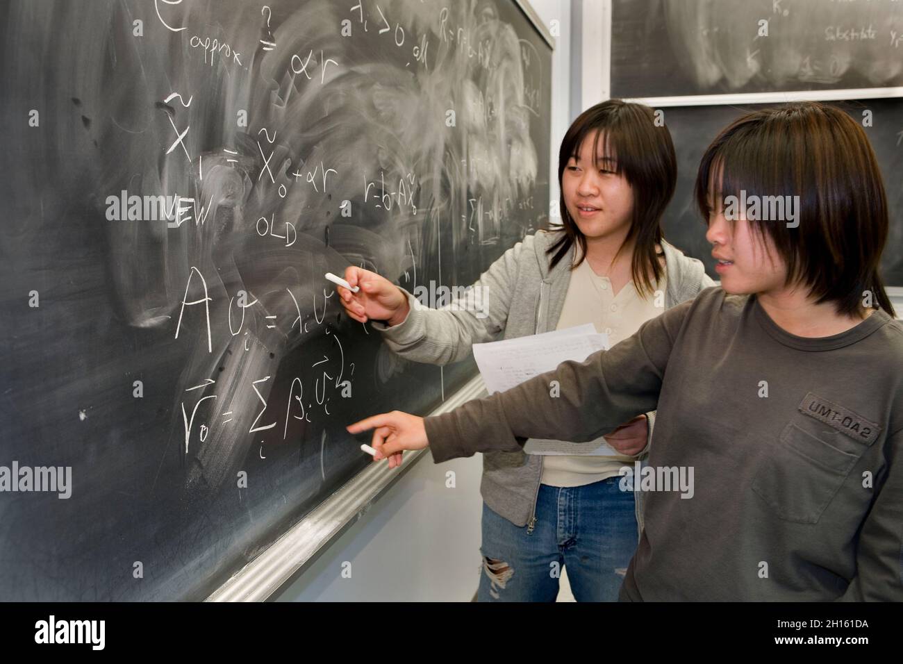 Studenti cinesi alla lavagna in matematica classe MR - modello rilasciato Foto Stock