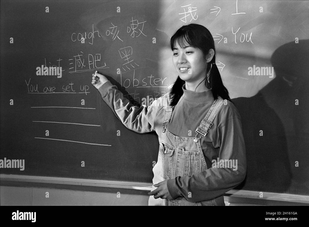 Giovane donna cinese alla lavagna MR - modello rilasciato Foto Stock