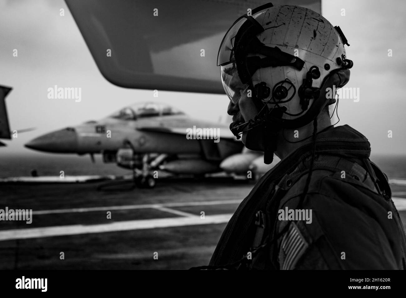 211014-N-HS181-1443 BAIA DEL BENGALA (OTT 14, 2021) Naval Air Crewman (Mechanical) 2a classe James Skelley, nativo di Greenfield, Ind., assegnato ai “Titans” della Fleet Logistics Multi-Mission Squadron (VRM) 30, attende di attraversare il ponte di volo della compagnia aerea di classe Nimitz USS Carl Vinson (CVN 70) durante le operazioni di volo come parte di MALABAR 2021, 14 ottobre 2021. MALABAR 2021 è un esercizio marittimo volto a migliorare l'integrazione, affrontare le priorità e le preoccupazioni comuni in materia di sicurezza marittima, migliorare l'interoperabilità e la comunicazione e rafforzare le relazioni durature tra la Royal Austra Foto Stock