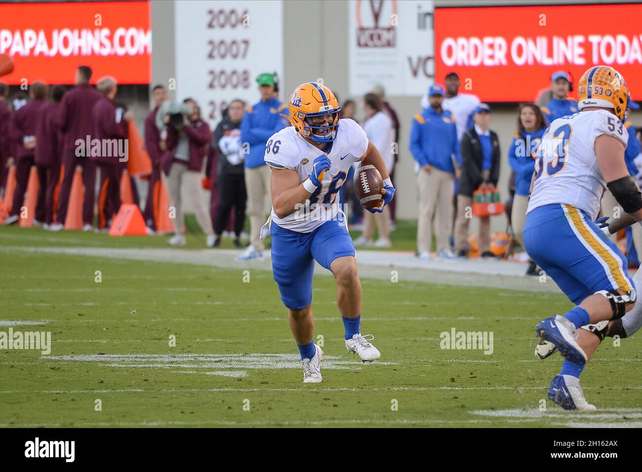 Blacksburg, Virginia, Stati Uniti. 16 ottobre 2021. Pittsburgh Panthers Tight End Gavin Bartholomew durante una partita di football NCAA tra Pittsburg Panthers e Virginia Tech Hokies al Lane Stadium di Blacksburg, Virginia. Brian Bishop/CSM/Alamy Live News Foto Stock