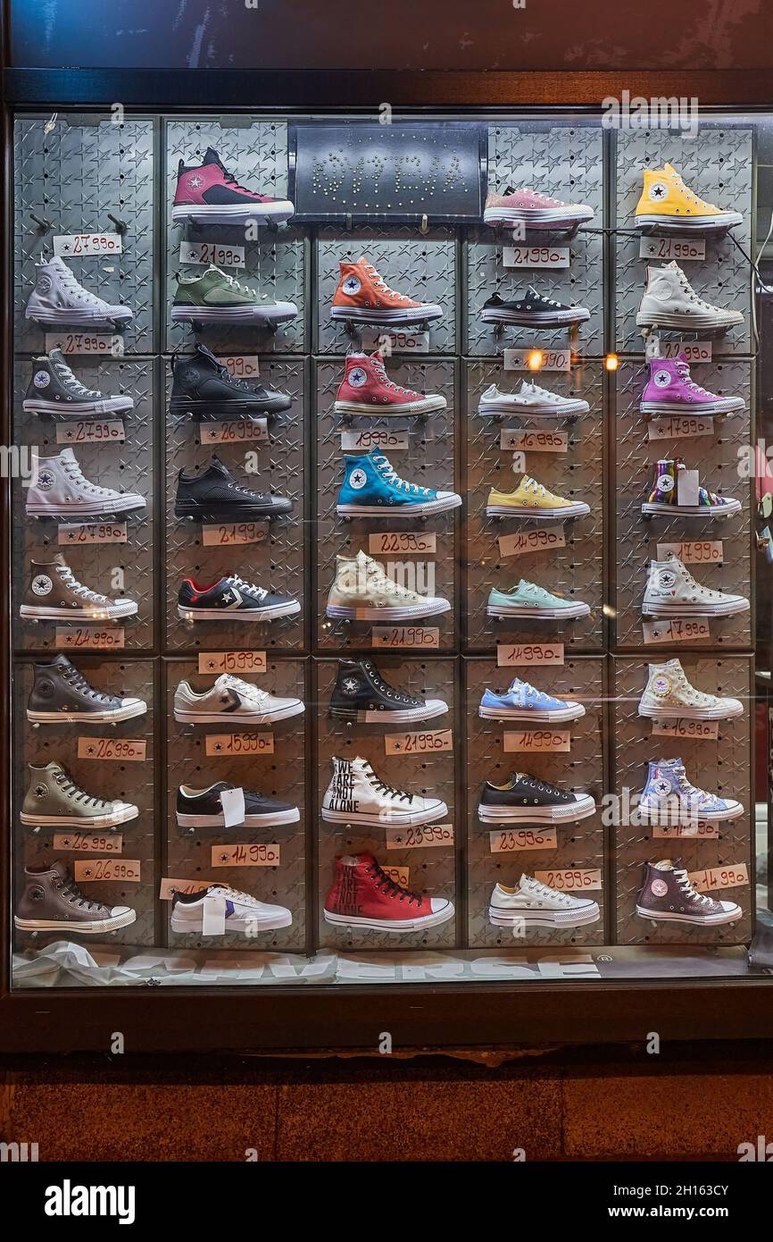 Le nuove scarpe esposti in una vetrina visualizzerete Foto Stock