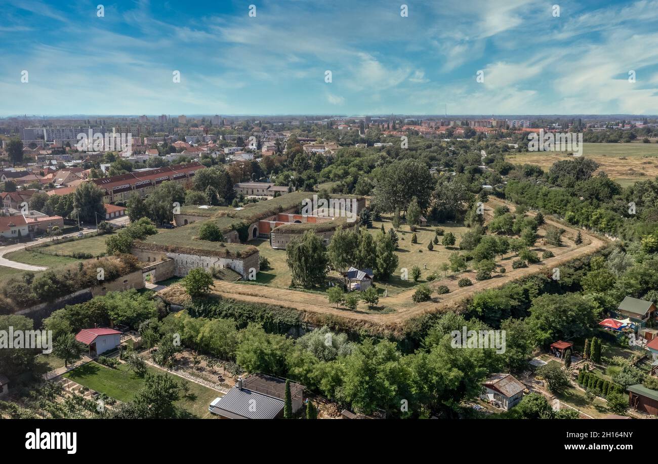 Veduta aerea delle fortificazioni che circondano Komarno Slovacchia il più grande complesso fortificato dell'Europa centrale con bunker coperti, bastioni, scappatoie Foto Stock