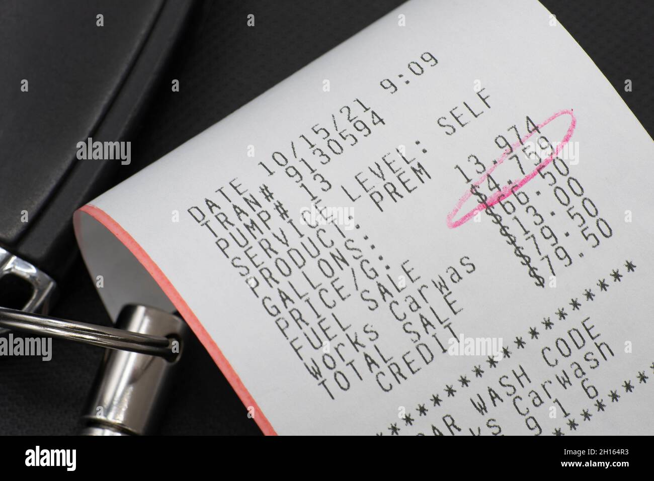 Benzina ricevuta con prezzo alto cerchiato in rosso Foto Stock