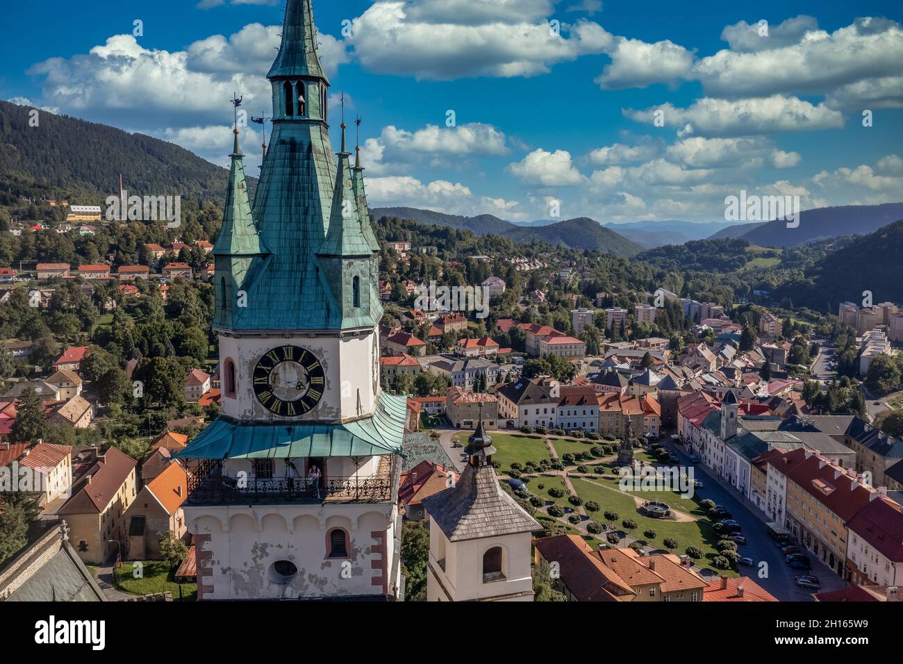 Vista aerea di Kremnica, città medievale ben conservata costruita sopra importanti miniere d'oro è il sito della più antica menta ancora funzionante al mondo, il forte Foto Stock