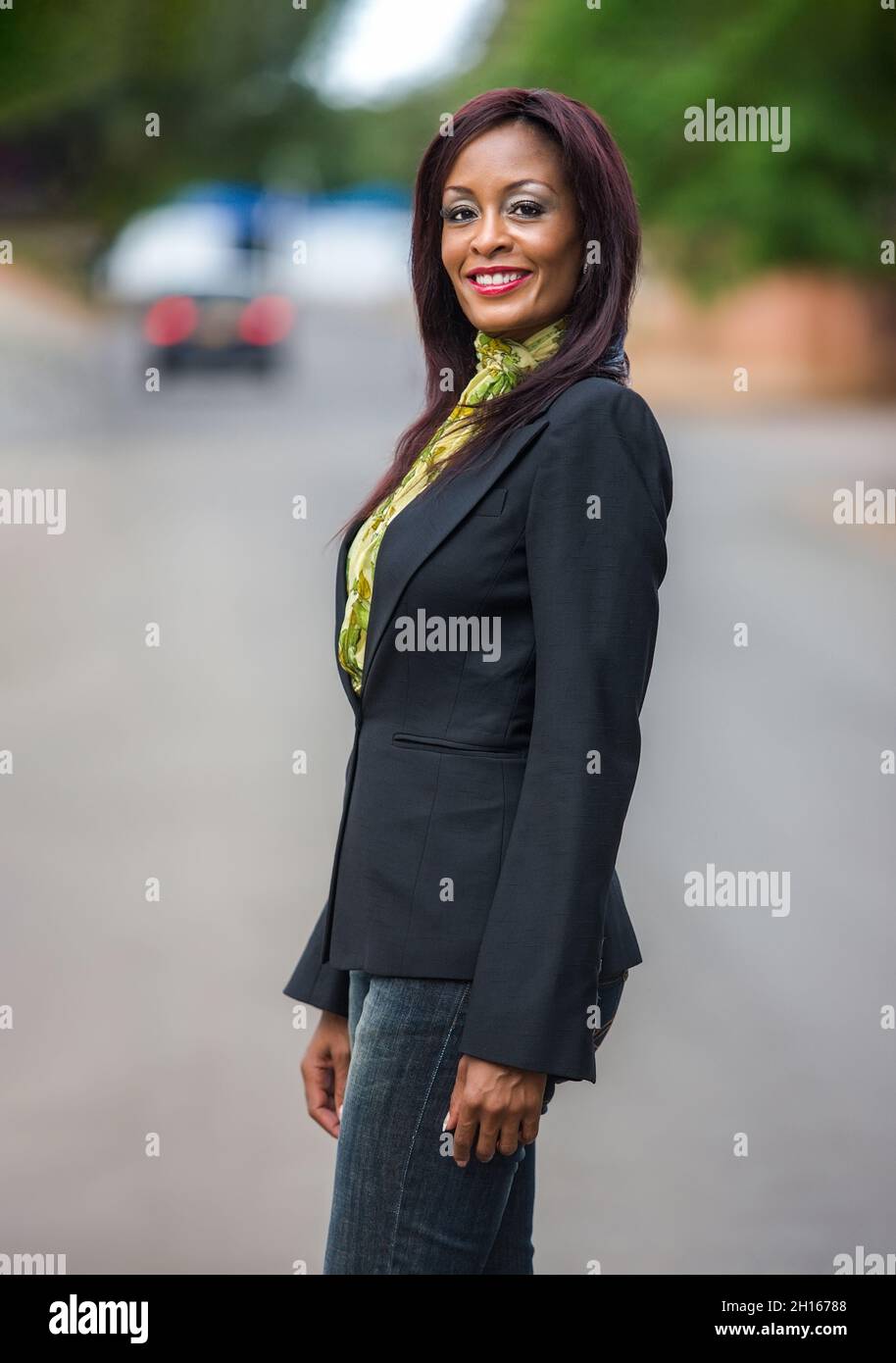 Donna d'affari Motswana che attraversa la strada a Gaborone, Botswana Foto Stock