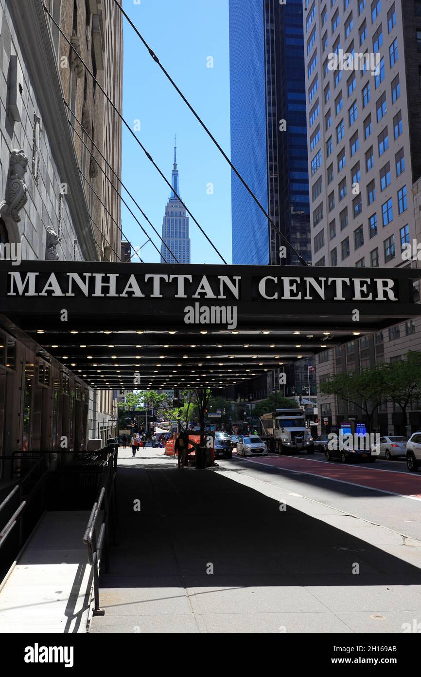 Manhattan Center sulla 34th Street con l'Empire state Building sullo sfondo.Midtown Manhattan.New York City.USA Foto Stock