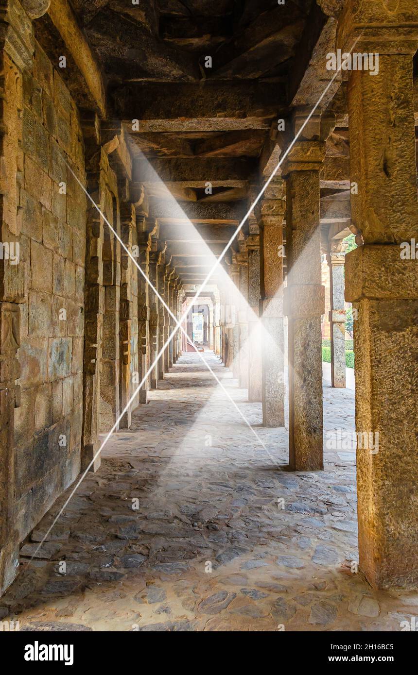 Corridoi in Qutab Minar. Foto Stock