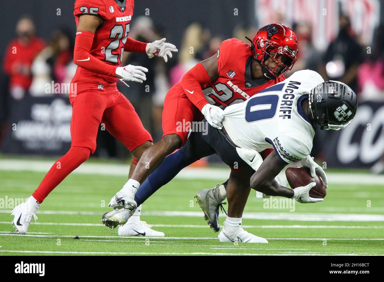 Las Vegas, Nevada, USA. 16 ottobre 2021. Justin McGriff (10), il grande ricevitore dello Utah state Aggies, cattura il calcio durante la partita di football dell'NCAA, con gli Utah state Aggies e i ribelli dell'UNLV all'Allegiant Stadium di Las Vegas, Nevada. La Utah state Aggies sconfisse i ribelli dell'UNLV dal 28 al 24. Christopher Trim/CSM/Alamy Live News Foto Stock