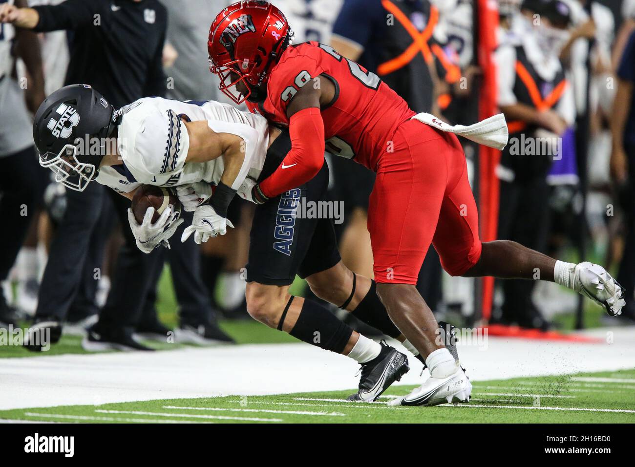 Las Vegas, Nevada, USA. 16 ottobre 2021. Lo Utah state Aggies Wide Receiver Derek Wright (8) è affrontato dai ribelli dell'UNLV che difensivo Aaron Lewis (28) durante la partita di football dell'NCAA con gli Utah state Aggies e i ribelli dell'UNLV all'Allegiant Stadium di Las Vegas, Nevada. La Utah state Aggies sconfisse i ribelli dell'UNLV dal 28 al 24. Christopher Trim/CSM/Alamy Live News Foto Stock