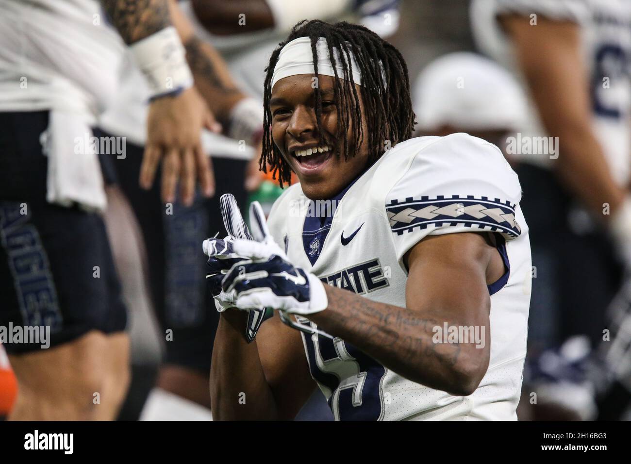 Las Vegas, Nevada, USA. 16 ottobre 2021. Utah state Aggies Cornerback Shawn Gates (13) festeggia a margine durante la partita di football della NCAA con gli Utah state Aggies e i ribelli dell'UNLV all'Allegiant Stadium di Las Vegas, Nevada. La Utah state Aggies sconfisse i ribelli dell'UNLV dal 28 al 24. Christopher Trim/CSM/Alamy Live News Foto Stock