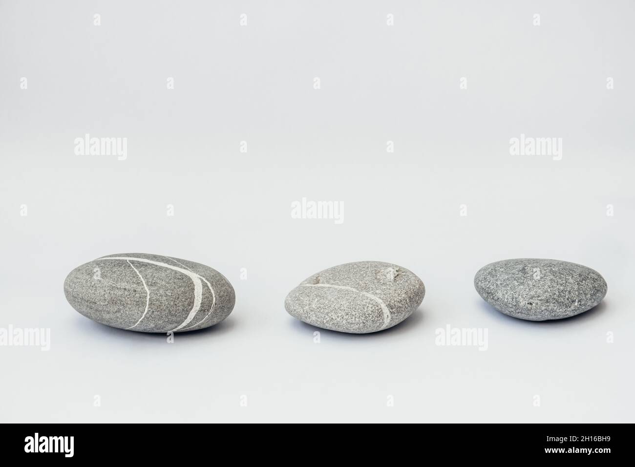 Le pietre sono sullo sfondo chiaro, le pietre di poise semplici. Purezza armonia ed equilibrio concetto. Podi di pietra. Foto Stock