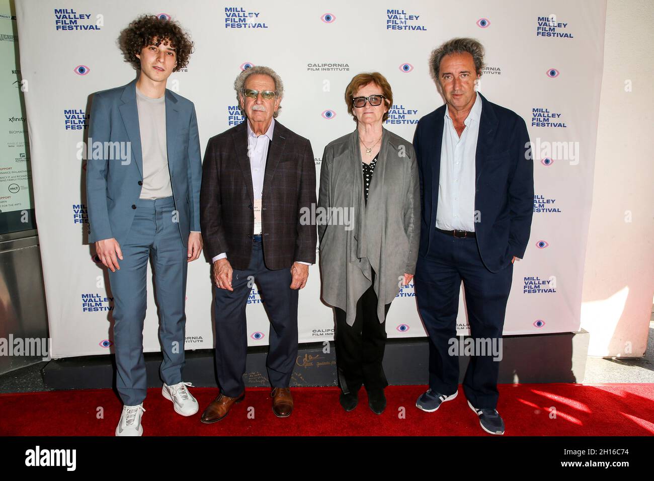 San Rafael, Stati Uniti. 16 ottobre 2021. L'attore Filippo Scotti, il regista del Mill Valley Film Festival Mark Fishkin, il direttore della programmazione di Mill Valley Zoe Elton e il direttore Paolo Sorrentino arrivano alla proiezione del Mill Valley Film Festival di "The Hand of God" presso lo Smith Rafael Film Center il 16 ottobre 2021 a San Rafael, California. Fotografia di Christopher Victorio/imageSPACE per il Mill Valley Film Festival Credit: Imagespace/Alamy Live News Foto Stock