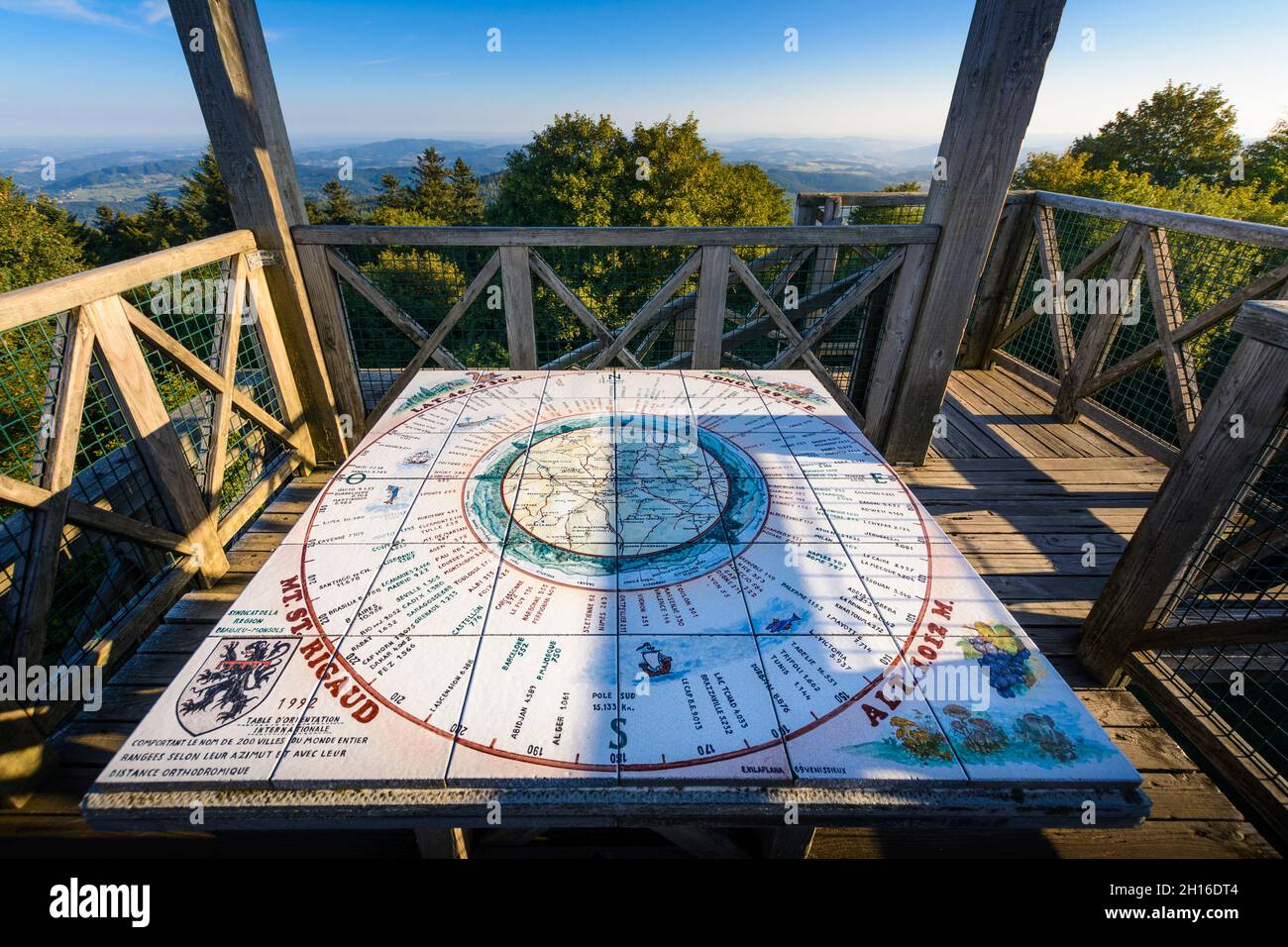 Tour en bois et table d'orientation du Mont Saint Rigaud, Haut Beaujolais Foto Stock