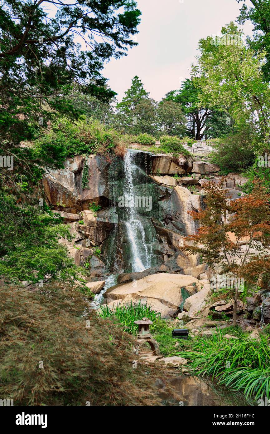 La cascata del Giardino Giapponese della tenuta Maymont a Richmont, VA. Foto Stock