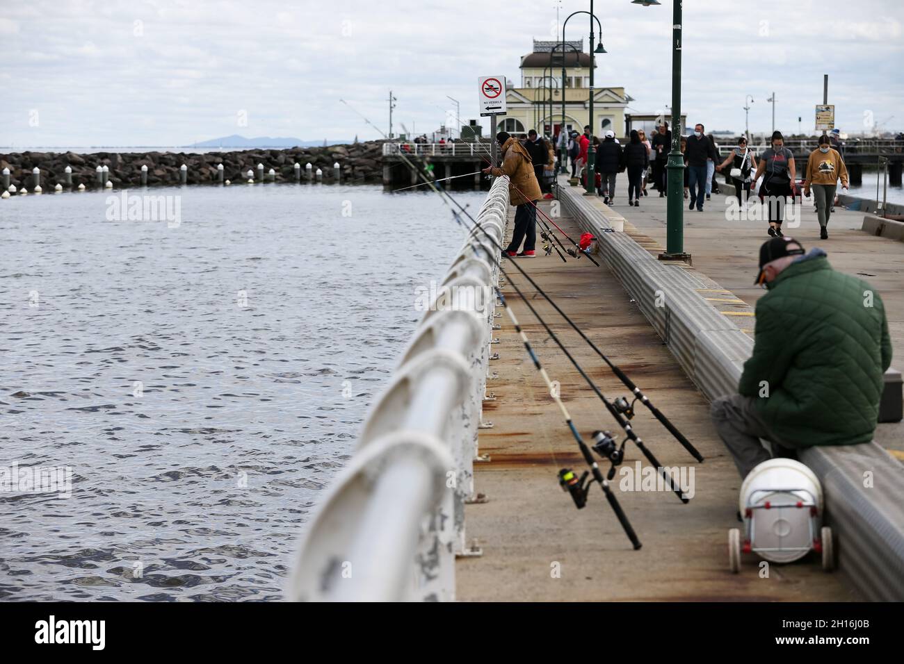Melbourne, Australia. 17 ottobre 2021. La gente del posto è avvistata sul molo di St Kilda durante il periodo di chiusura più lungo del mondo a St Kilda. Il Premier Daniel Andrews ha annunciato oggi un nuovo allentamento delle restrizioni in presenza di un'intensa pressione da parte del NSW e dei sondaggi interni che mostrano un netto calo del sostegno. Credit: Dave Hewison/Speed Media/Alamy Live News Foto Stock