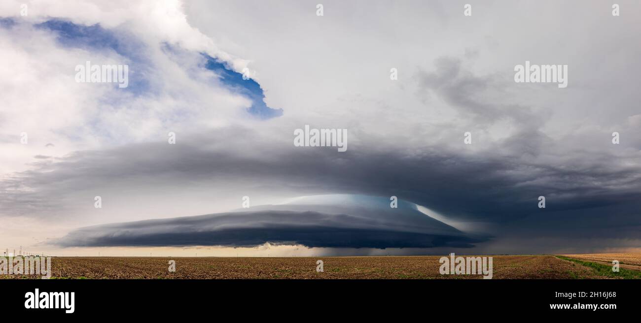 Nuvole di tempesta da un temporale supercellulare nelle pianure vicino Colby, Kansas Foto Stock