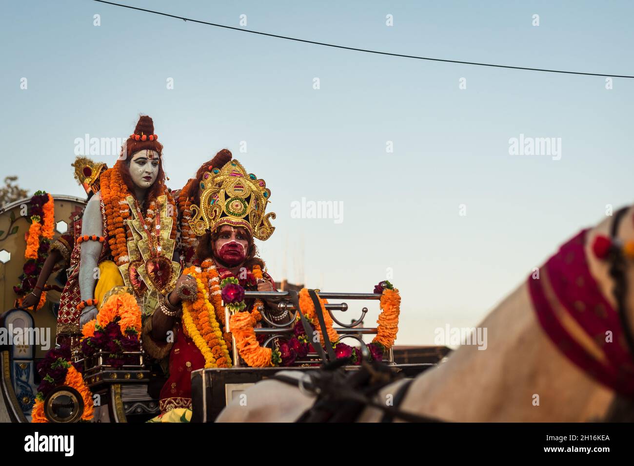 Lord Hanuman guida la Chariotte di Lord RAM durante Ramleela in India Foto Stock
