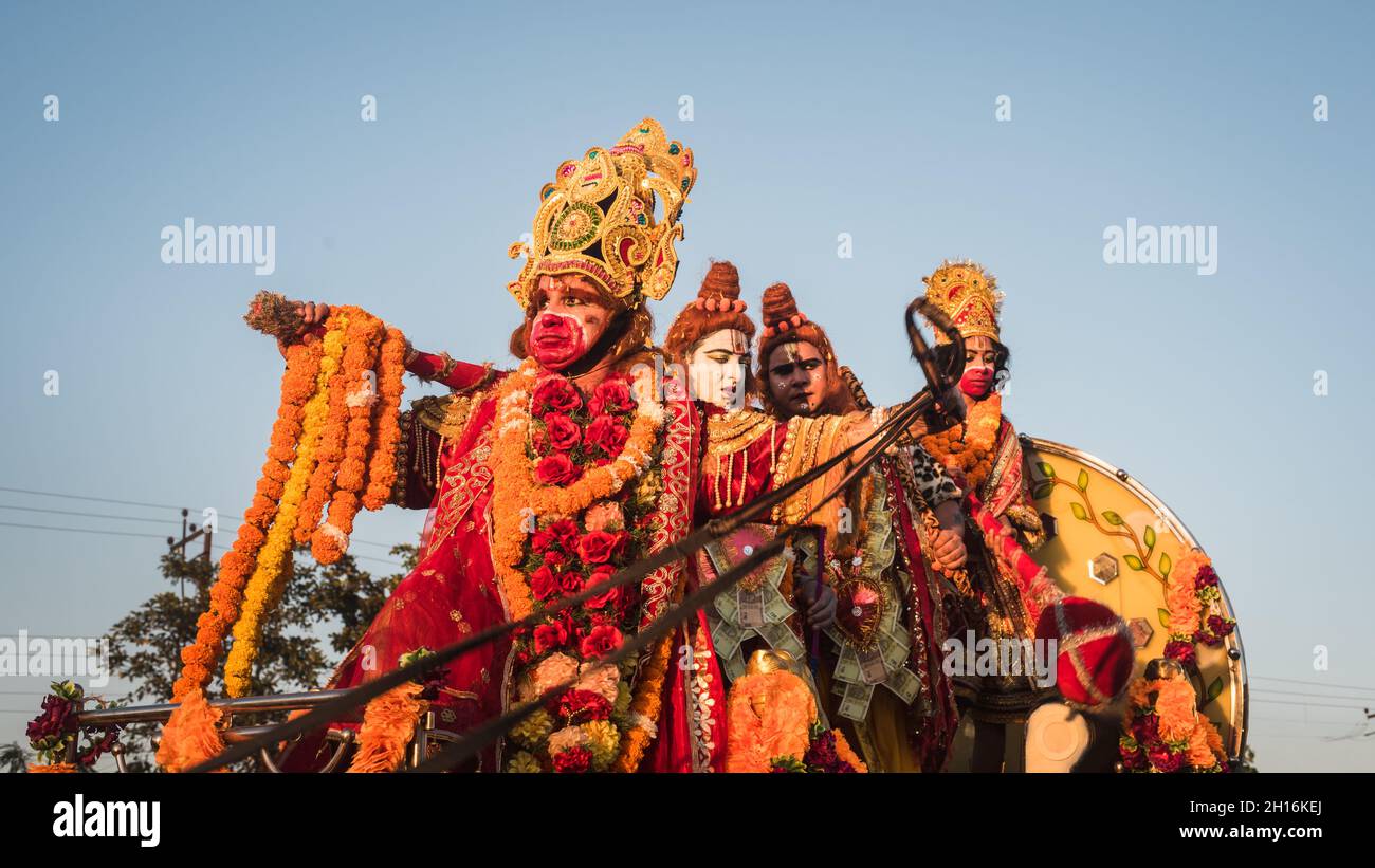 Lord hanuman, Lord RAM e Lord Lakhsman su una Chariotte durante Diwali Ramleela in India Foto Stock