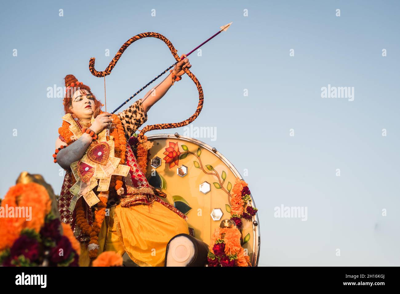 Ritratto colpo di Lord RAM tiro freccia dal suo arco durante Ramleela in India Foto Stock