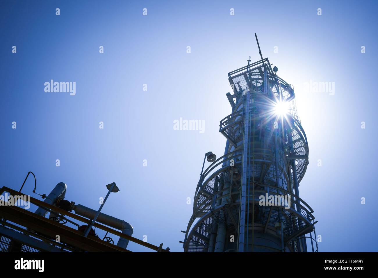 Torre di distillazione grezza che utilizzava per separare il petrolio grezzo in base alla pressione di vapore di ciascun componente Foto Stock