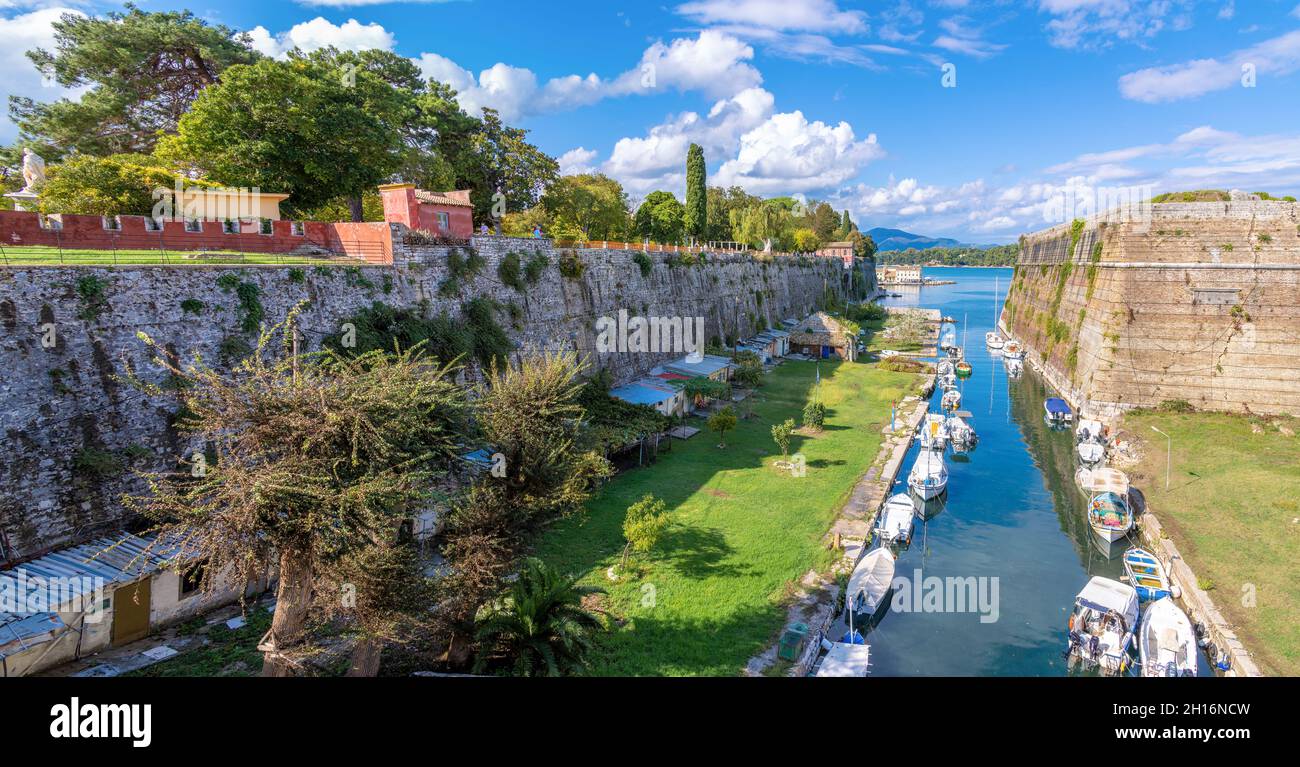Corfu, Grecia ; 15 ottobre 2021 - una vista sulla città vecchia di Corfu, Grecia. Foto Stock