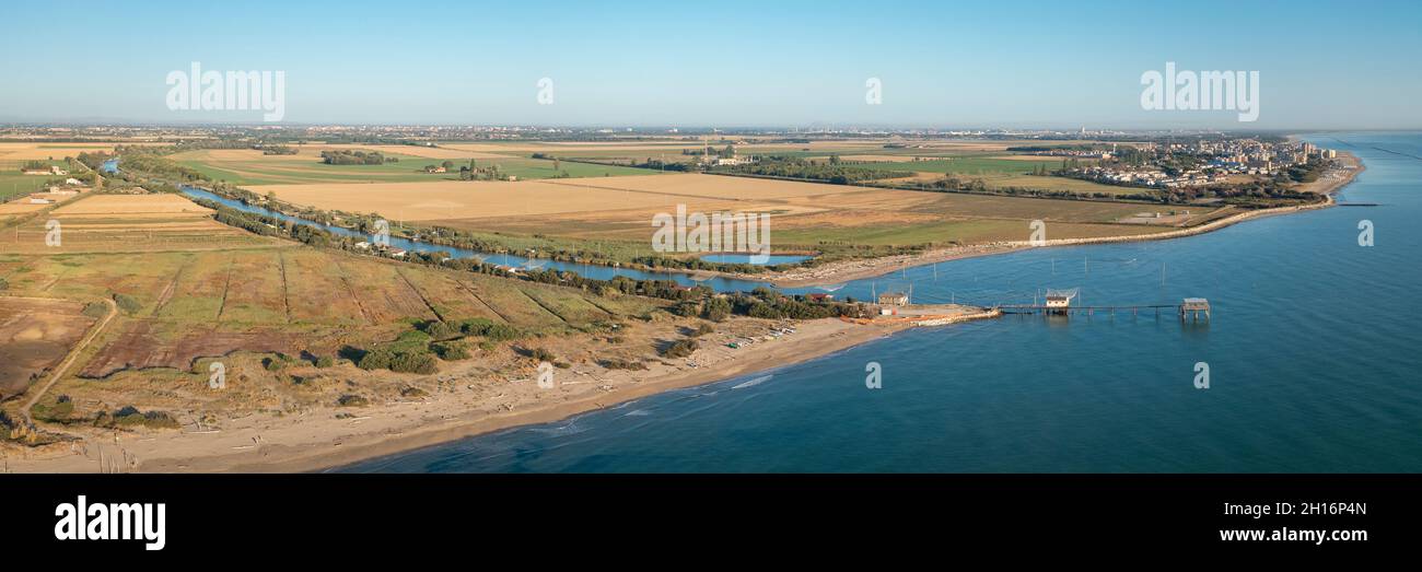 Tiro aereo di capanne da pesca con la tipica macchina da pesca italiana, chiamata 'trabucco', Lido di Dante, fiumi Uniti, Ravenna nei pressi della valle di Comacchio. Foto Stock