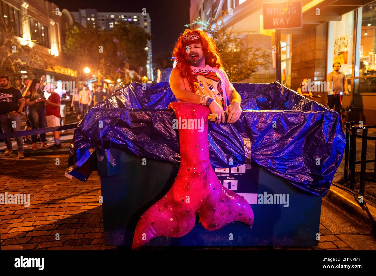 Orlando, Stati Uniti. 15 ottobre 2021. Un performer come Sirenetta Trash durante il festival immersion di Creative City Project che ha trasformato il centro di Orlando in una grande mostra di arti interattive con spettacoli, musica, opportunità fotografiche, intrattenimento, installazioni di illuminazione e musica. Centinaia di artisti hanno partecipato all'evento annuale di tre giorni che celebra la creatività. Credit: SOPA Images Limited/Alamy Live News Foto Stock