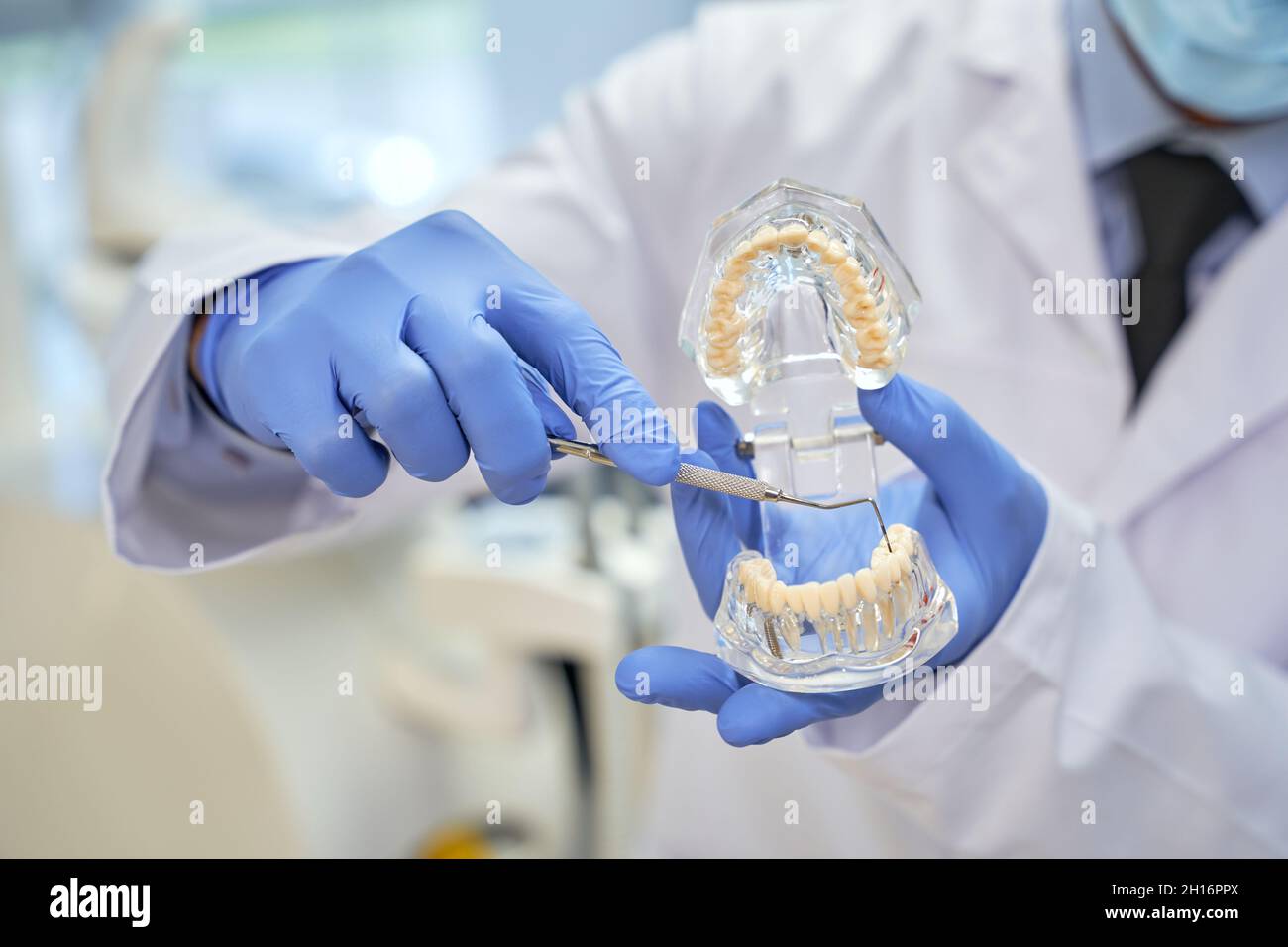 Modello di denti a contatto con Pick Foto Stock