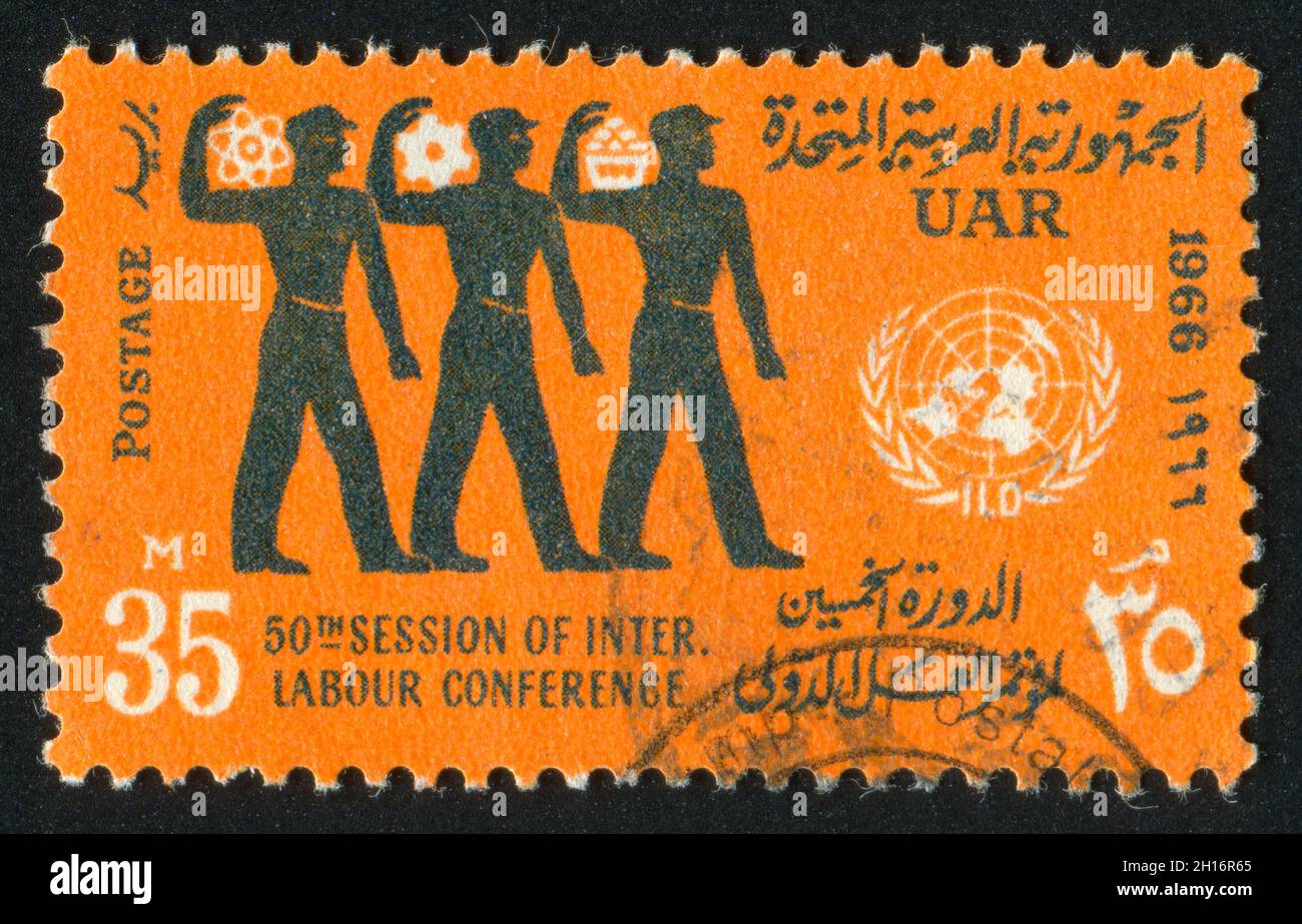 EGITTO - CIRCA 1966: Timbro stampato dall'Egitto, mostra lavoratori e emblema ONU, circa 1966 Foto Stock