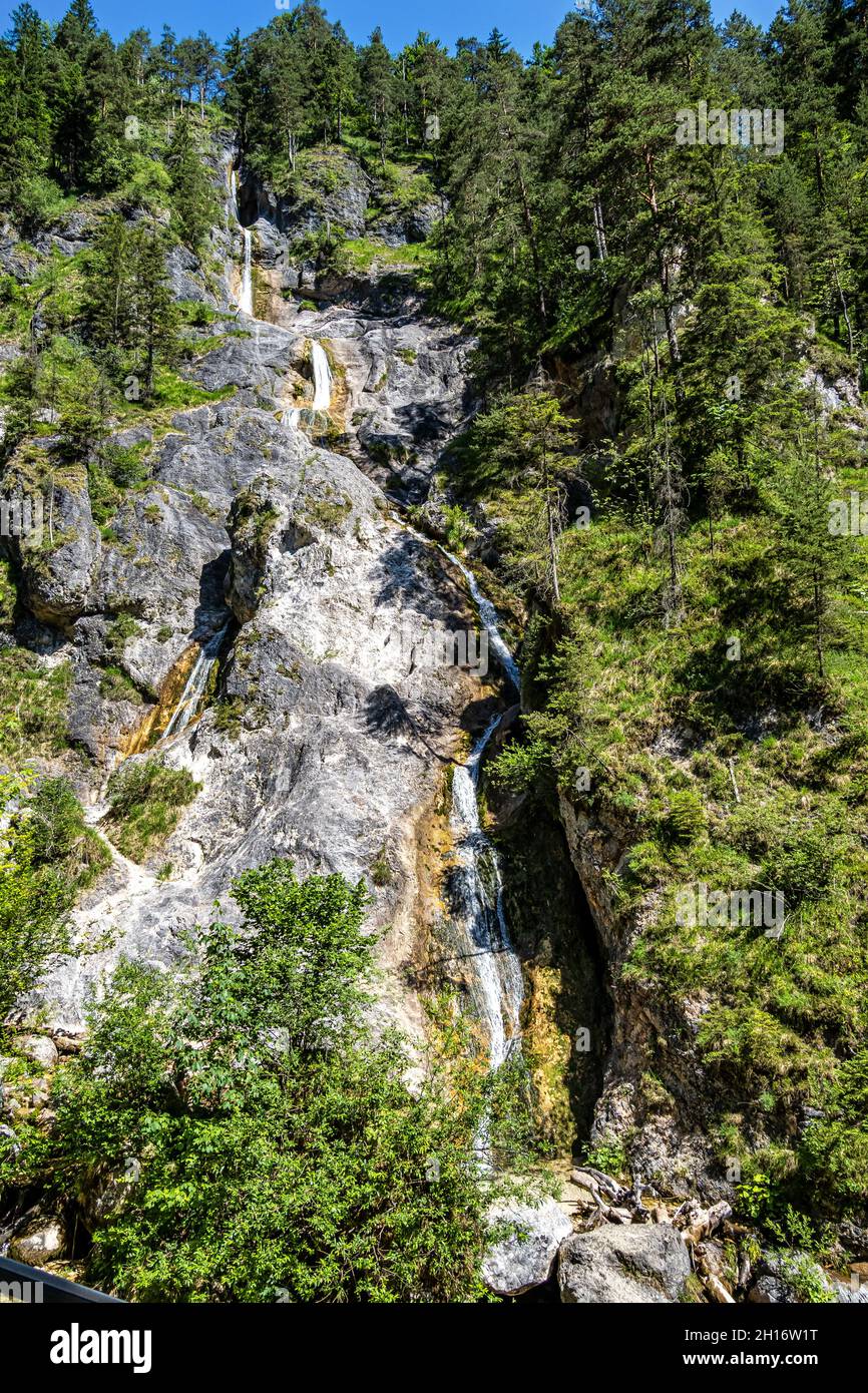 Il romantico e selvaggio Almbachklamm nella Terra di Berchtesgaden è una meta turistica molto apprezzata da molti turisti in Baviera, Germania Foto Stock