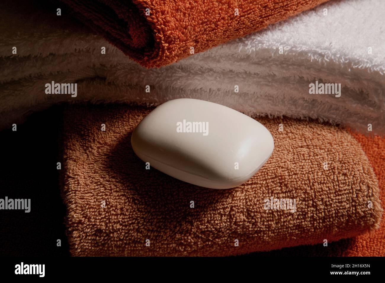 un bar di sapone su asciugamani freschi Foto Stock