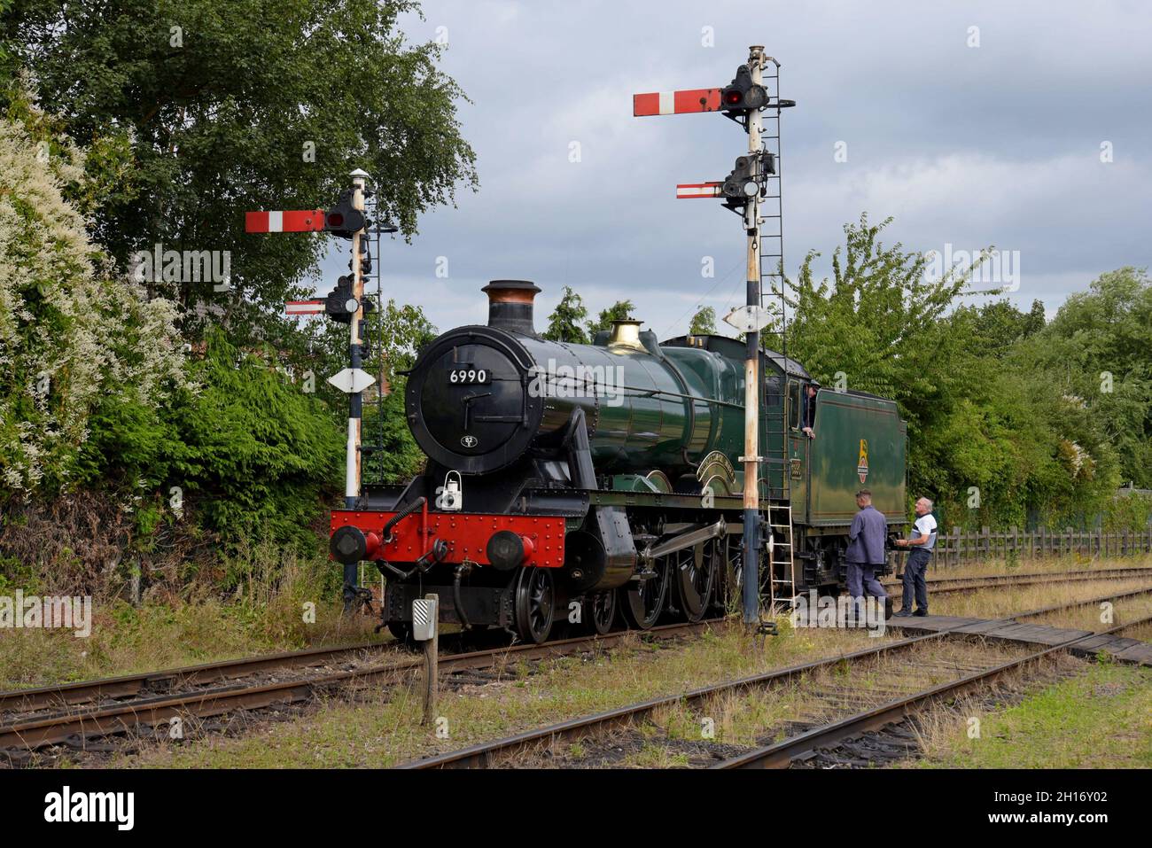 L'autista del treno cammina fino all'ex GWR Steam loco 6990, Witherslack Hall presso la Great Central Heritage Railway, Loughborough, Regno Unito Foto Stock