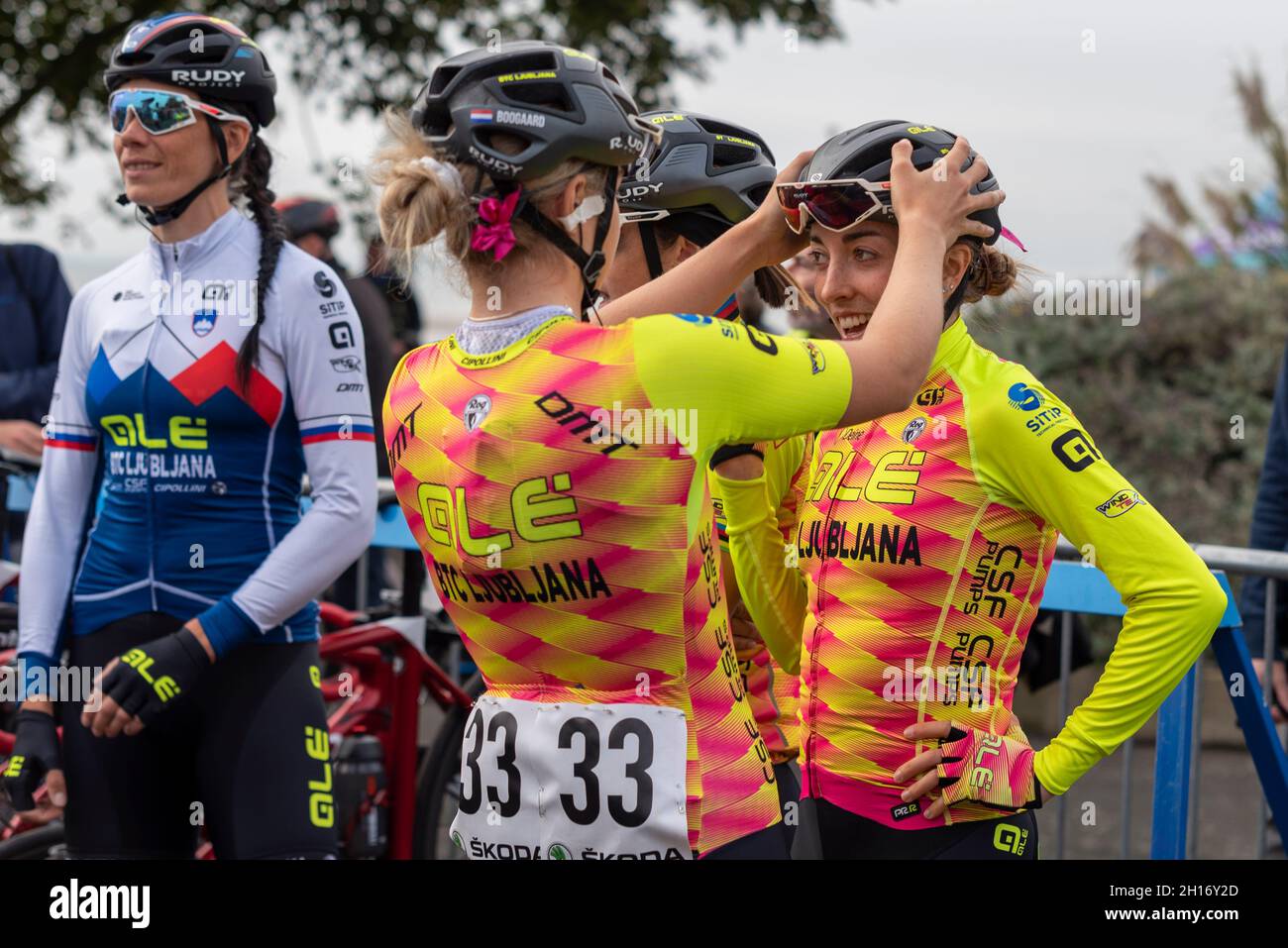 Il Team Ale BTC Ljubljana si prepara a gareggiare la gara ciclistica Women's Tour fase quattro, a partire da Shoeburyness, Essex, Regno Unito. Sophie Wright e compagno di squadra Foto Stock