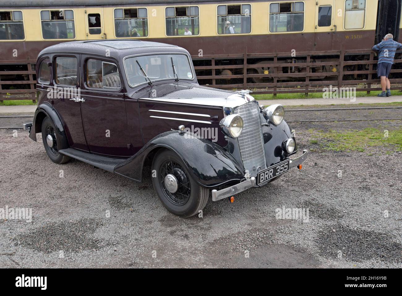 Un'auto d'epoca Vauxhall DX 14/6 Saloon 1935 in mostra alla Great Central Heritage Railway, Leicestershire, agosto 2021 Foto Stock