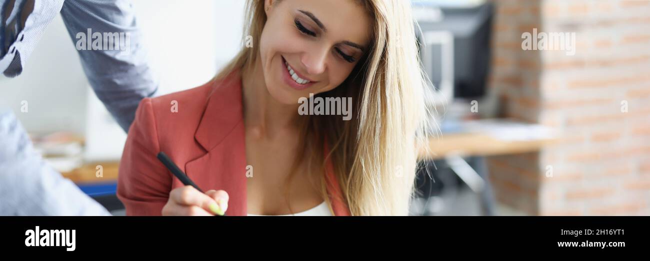 La CEO femminile appone la firma elettronica al tablet Foto Stock