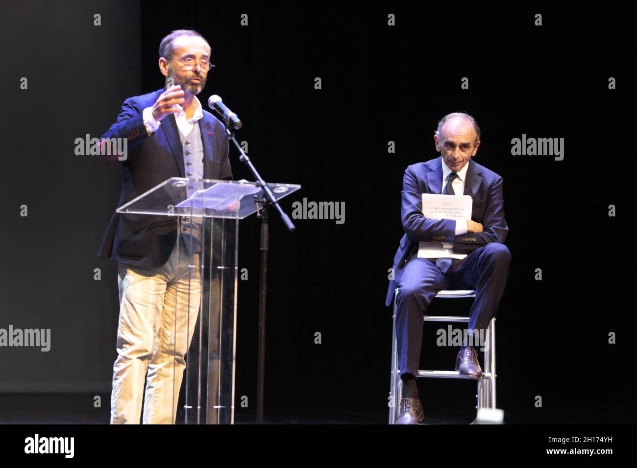 Il sindaco di Beziers Robert Menard parla al tour promozionale di Eric Zemmour per il suo libro "la Francia non ha detto la sua ultima parola" (la France n’a pas dit son dernier mot). Ménard ha sempre sognato "l'Unione dei diritti" il 16 ottobre 2021 a Beziers, nel sud della Francia. Il sindaco tentò di unire Marine le Pen ed Éric Zemmour, che passava per la sua città. Mentre la Francia è 'a un punto cruciale', ha chiesto al suo amico 'di incontrare' con Marine le Pen 'il prossimo febbraio quando le cose cristallizzano'. Chiaramente, chi è alle spalle nei sondaggi abbandona la corsa presidenziale a favore dell’altro. Foto di Patrick Avent Foto Stock