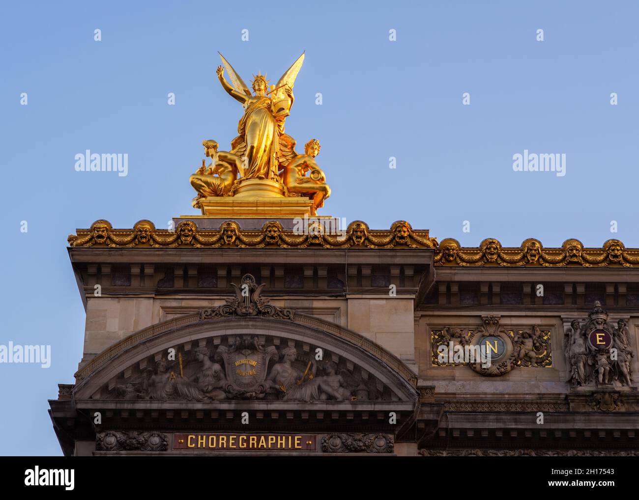 Scultura d'oro in cima all'Opera di Parigi, realizzata in primavera mattina senza gente Foto Stock