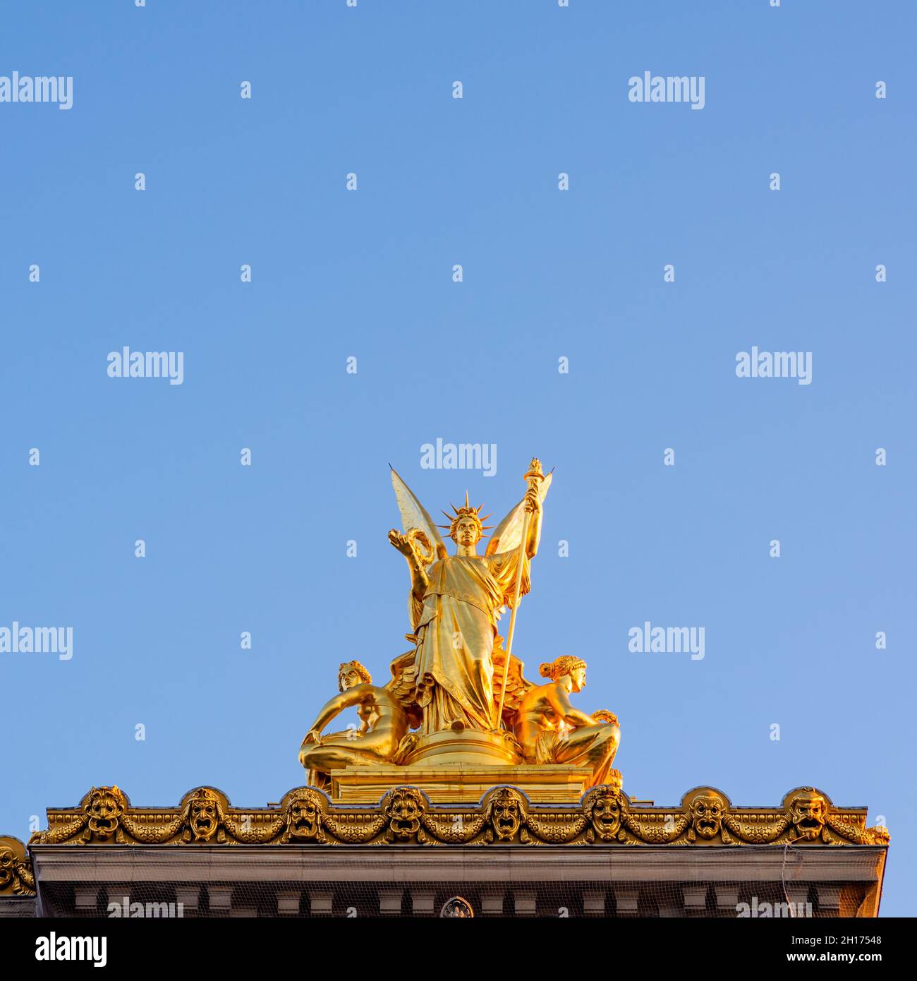 Scultura d'oro in cima all'Opera di Parigi, realizzata in primavera mattina con cielo blu perfetto e senza gente Foto Stock
