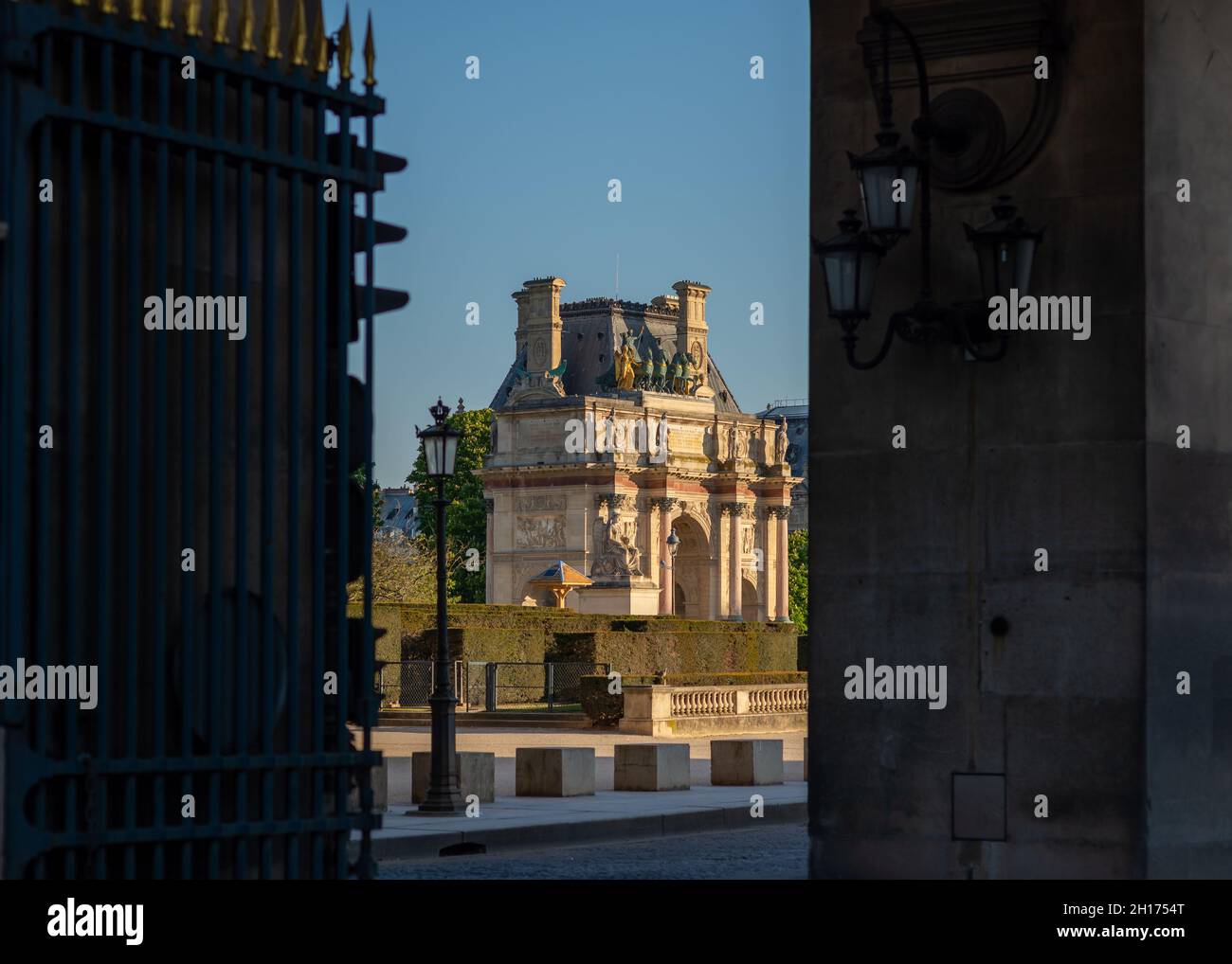 Arc de triomphe du Carrousel vicino al museo del Louvre di Parigi, attraversato un cancello in una mattinata di primavera soleggiata Foto Stock